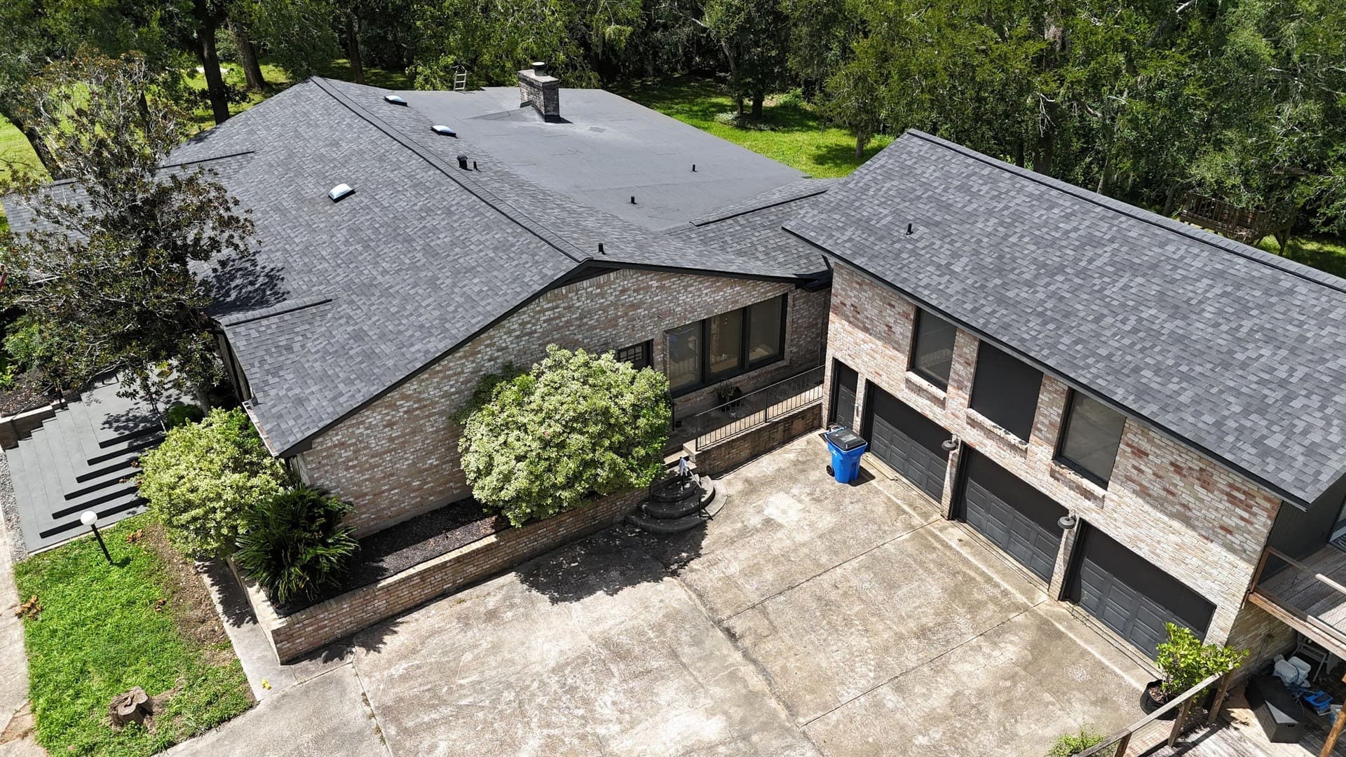 Gallery photos for Full Roof Replacement on a Forever Home - Onyx Black Shingles on Brick: Image #2